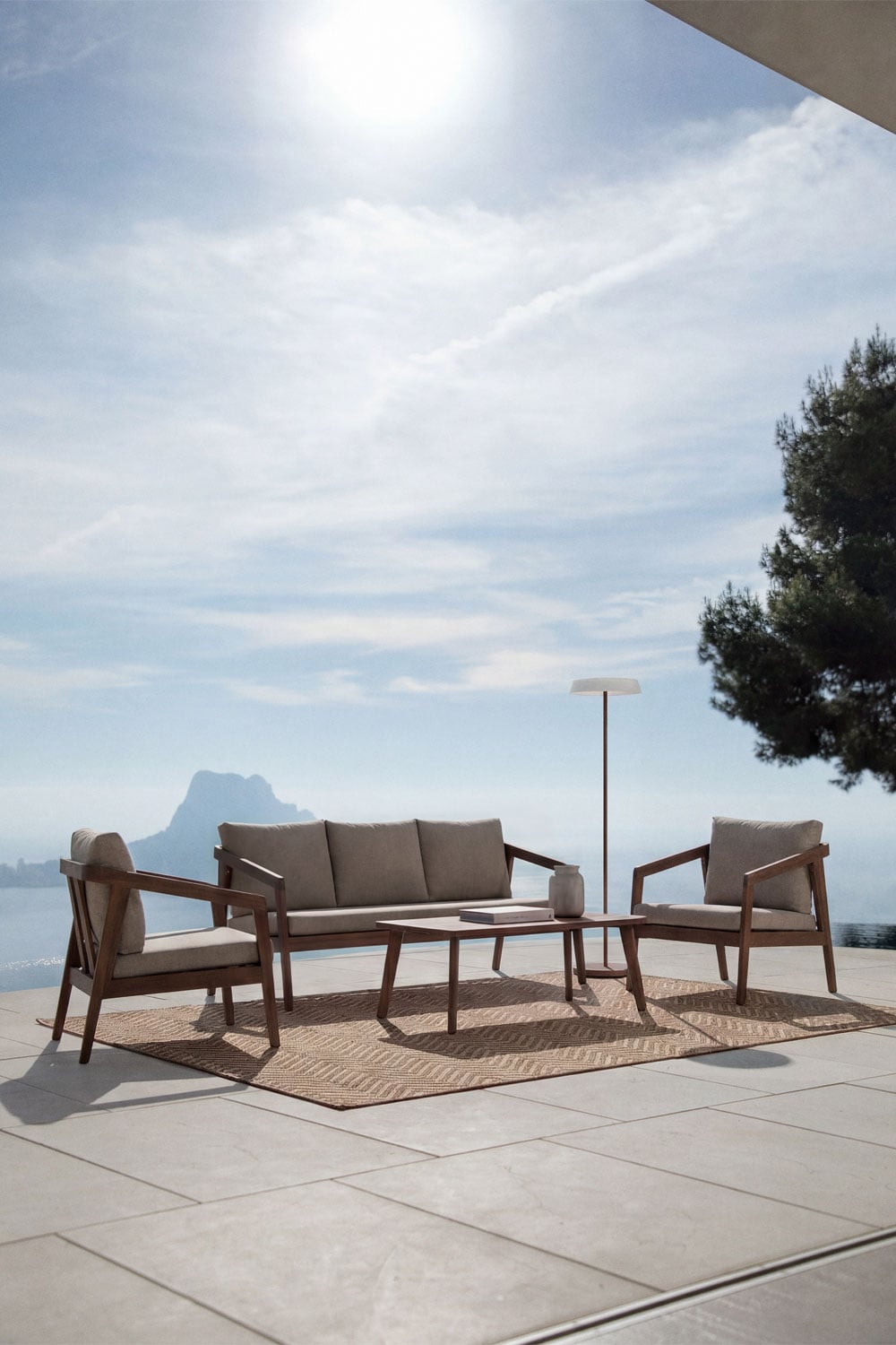 Set da giardino con divano, 2 poltrone e tavolino in legno di acacia Kaela, immagine della galleria 1