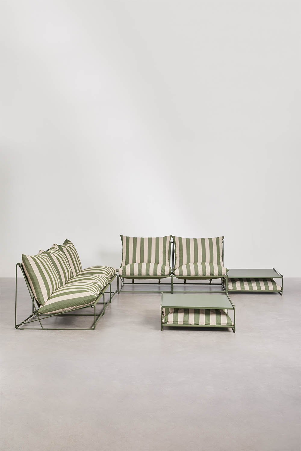 Set da giardino con 2 divani modulari da 2 e 3 posti e 2 tavolini ausiliari convertibili Amaro, immagine della galleria 3