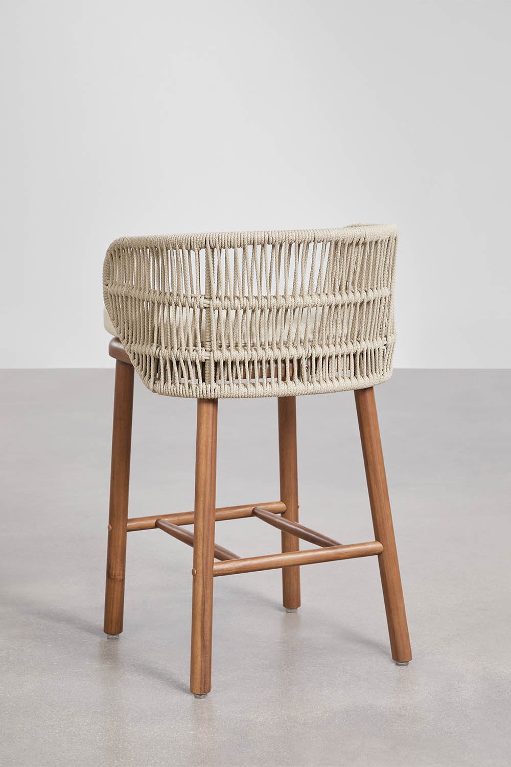 Sgabello alto da giardino in legno di acacia e corda intrecciata Capri, immagine della galleria 5