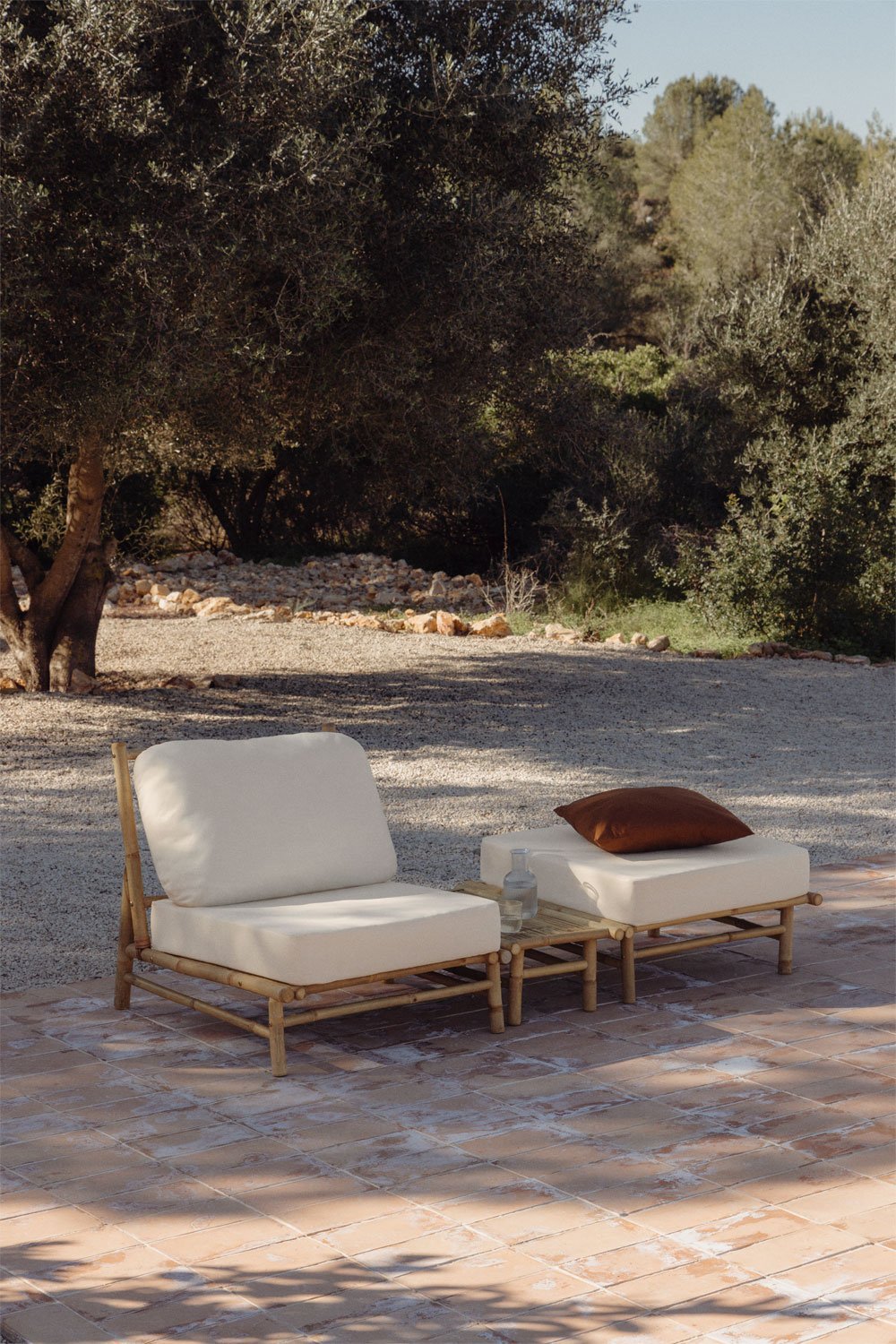 Set da giardino con poltrona, pouf e tavolino rettangolare 75x40 cm in bambù Isendra, immagine della galleria 1