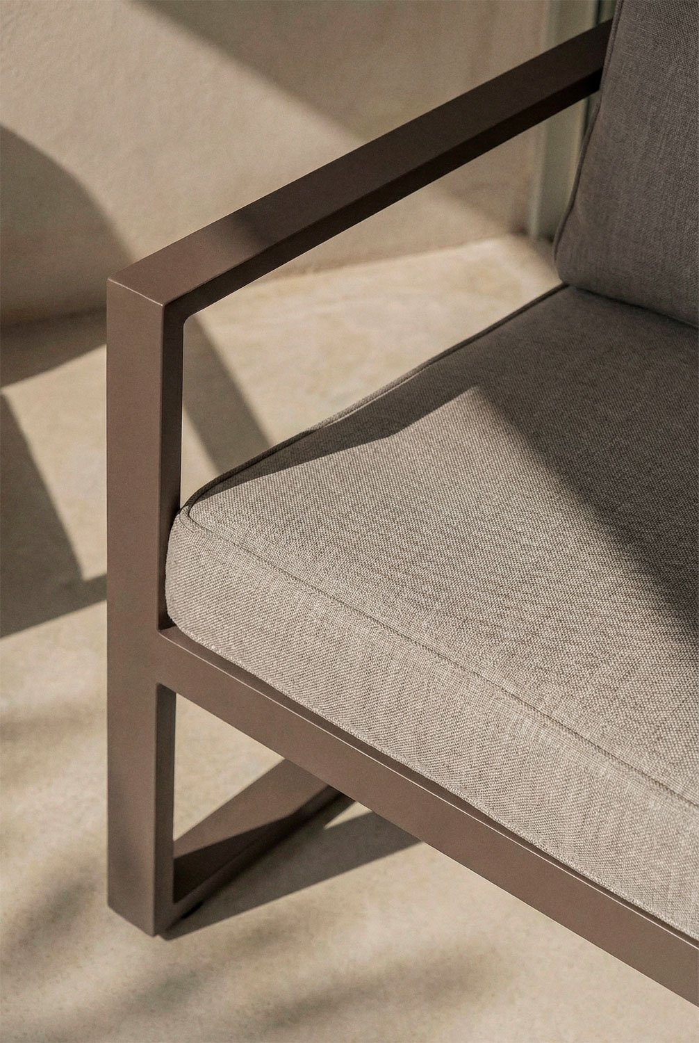 Set da giardino con divano 3 posti, 2 poltrone e tavolino in alluminio Lipov, immagine della galleria 2