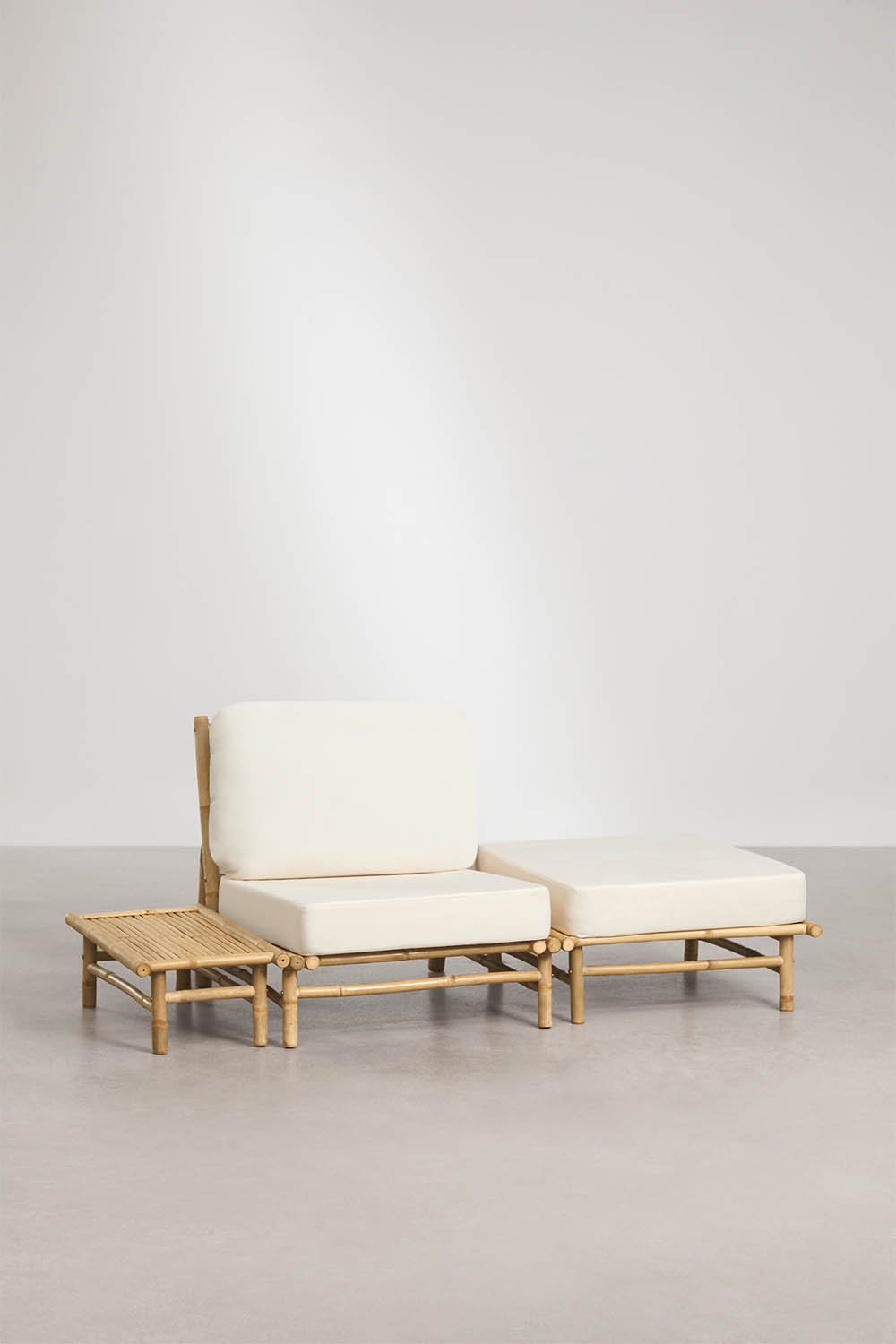 Set da giardino con poltrona, pouf e tavolino laterale rettangolare 75x40 cm in bambù Isendra, immagine della galleria 1