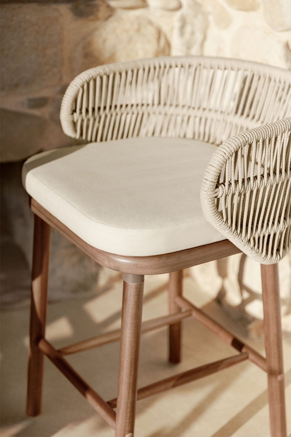 Set di 2 sgabelli alti da giardino in legno di acacia e corda intrecciata Capri, immagine della galleria 2