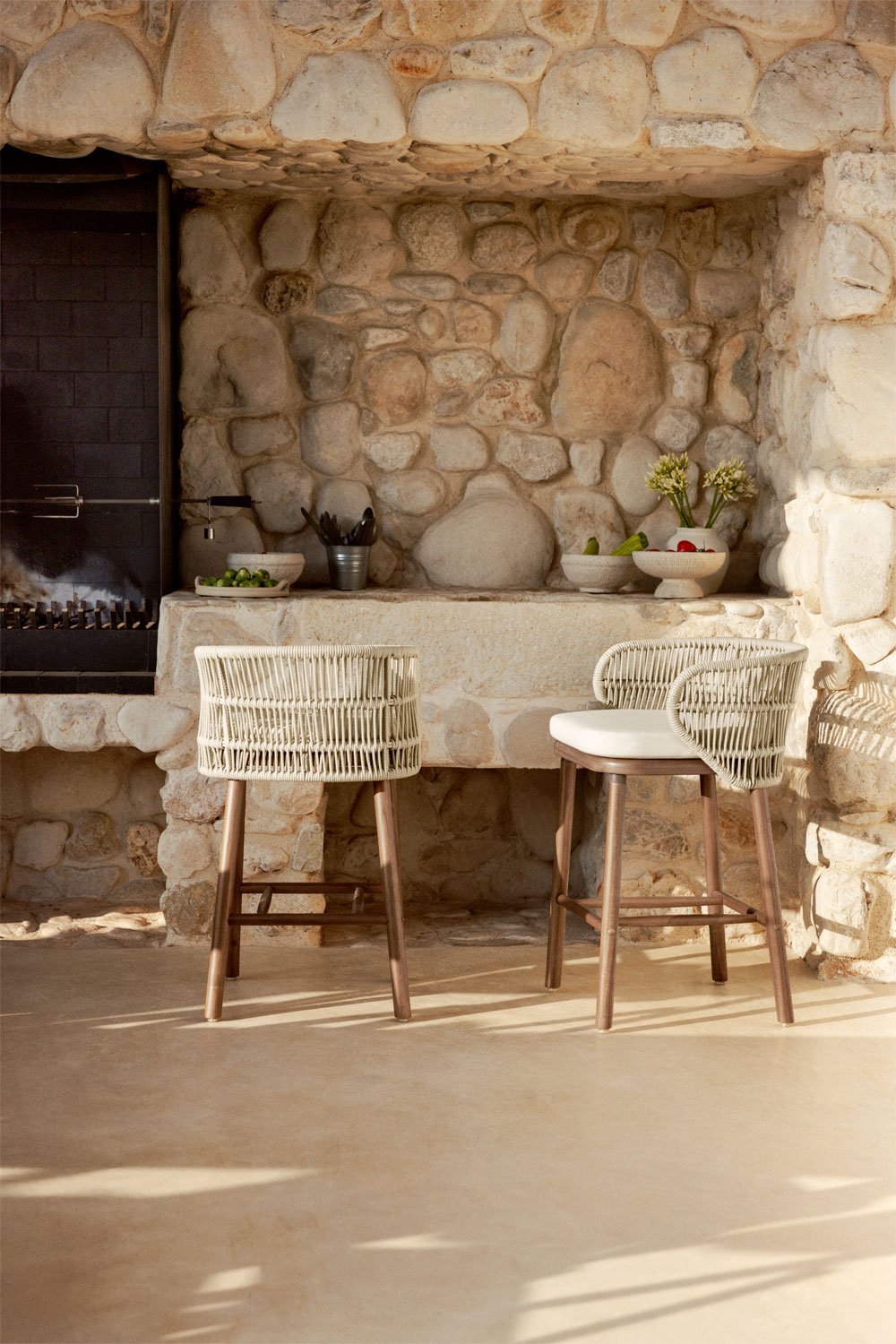 Set di 2 sgabelli alti da giardino in legno di acacia e corda intrecciata Capri, immagine della galleria 1