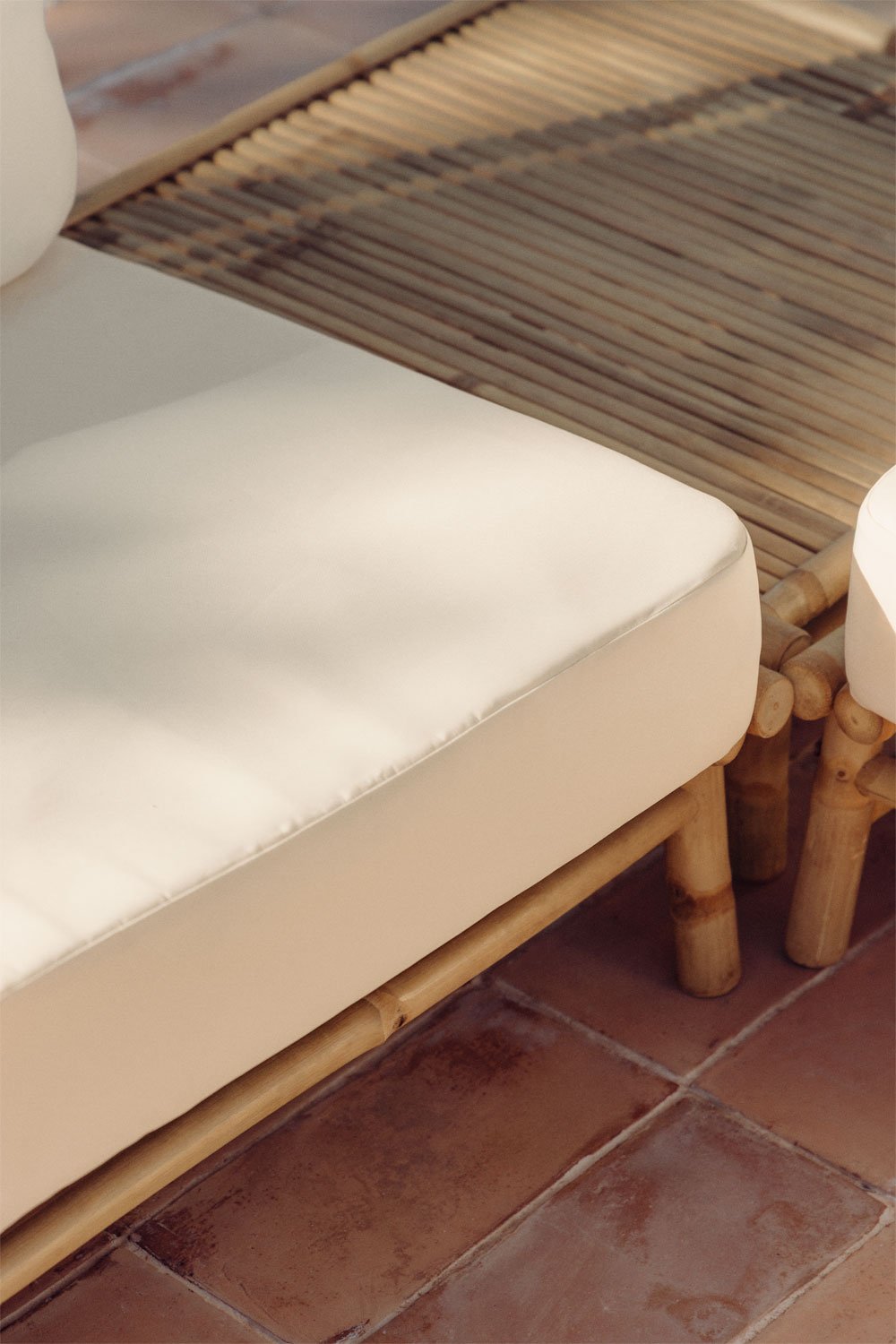 Set da giardino con divano modulare a 3 pezzi, pouf e tavolino quadrato 75x75 cm in bambù Isendra, immagine della galleria 2