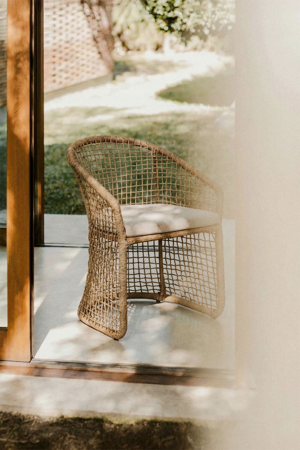 Set di 2 sedie da giardino con braccioli in acciaio e midollino sintetico Liparian, immagine della galleria 1