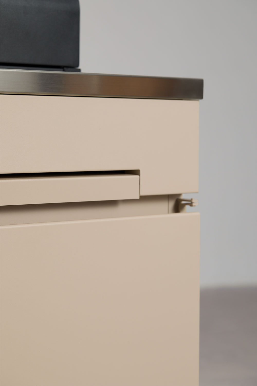 Modulo di stoccaggio con barbecue a carbone per cucina modulare da esterno in acciaio Rivana, immagine della galleria 9