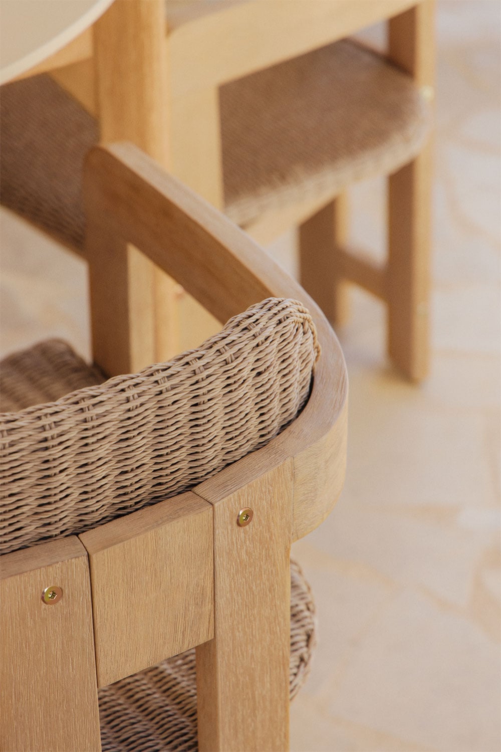 Sedia da giardino con braccioli in legno di acacia e rattan sintetico Ginara, immagine della galleria 2