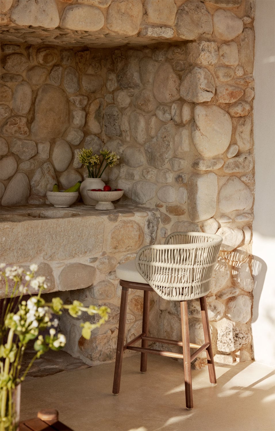 Set di 4 sgabelli alti da giardino in legno di acacia e corda intrecciata Capri, immagine della galleria 1