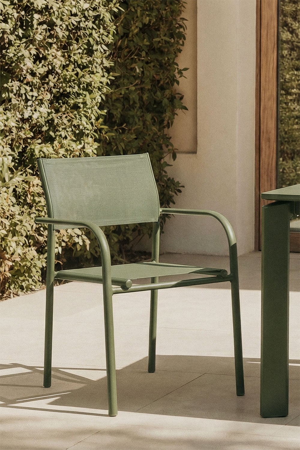 Set di 4 sedie da giardino impilabili con braccioli in alluminio Olenia, immagine della galleria 1