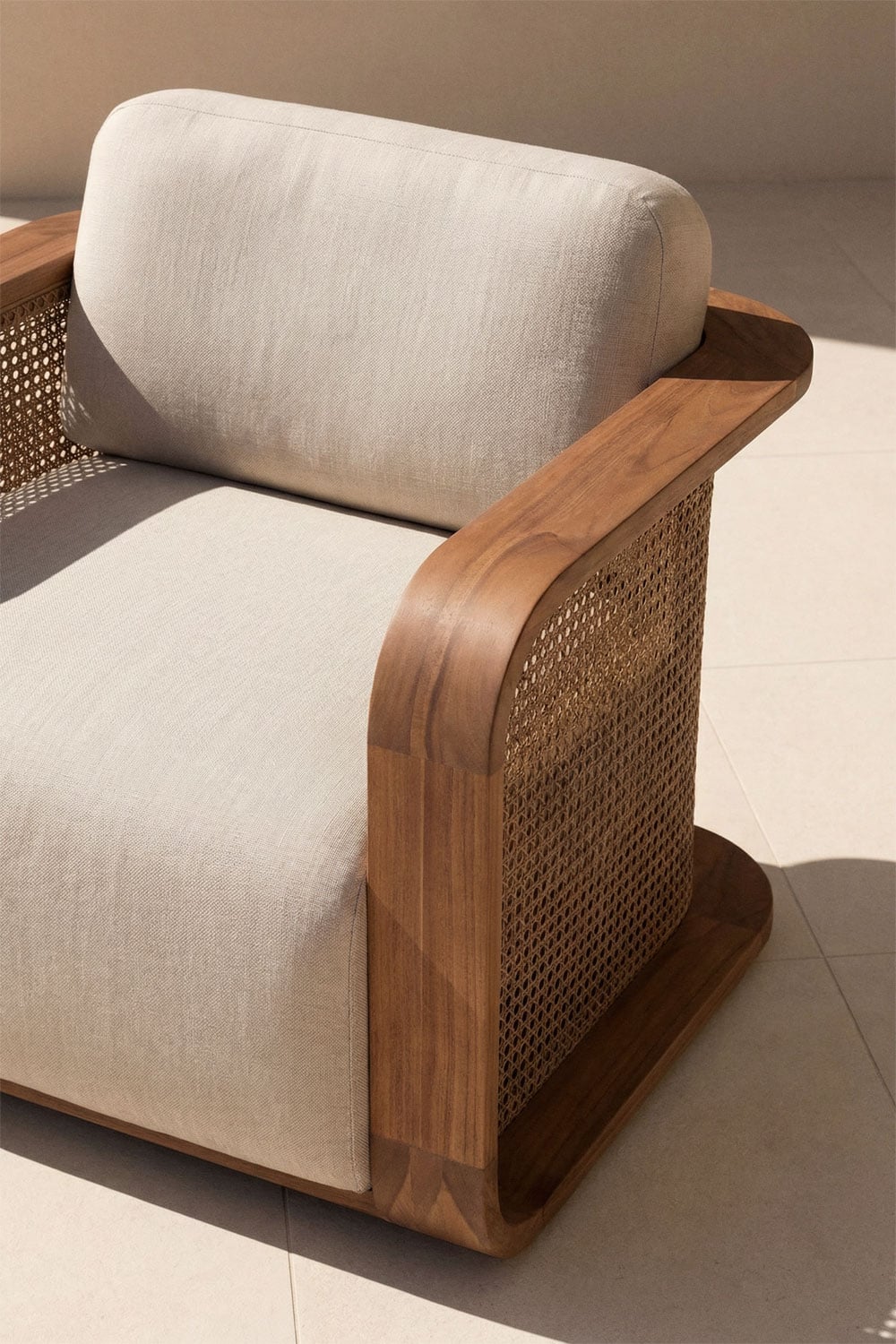 Set da giardino con 2 poltrone e un tavolino in legno di acacia Noira, immagine della galleria 2