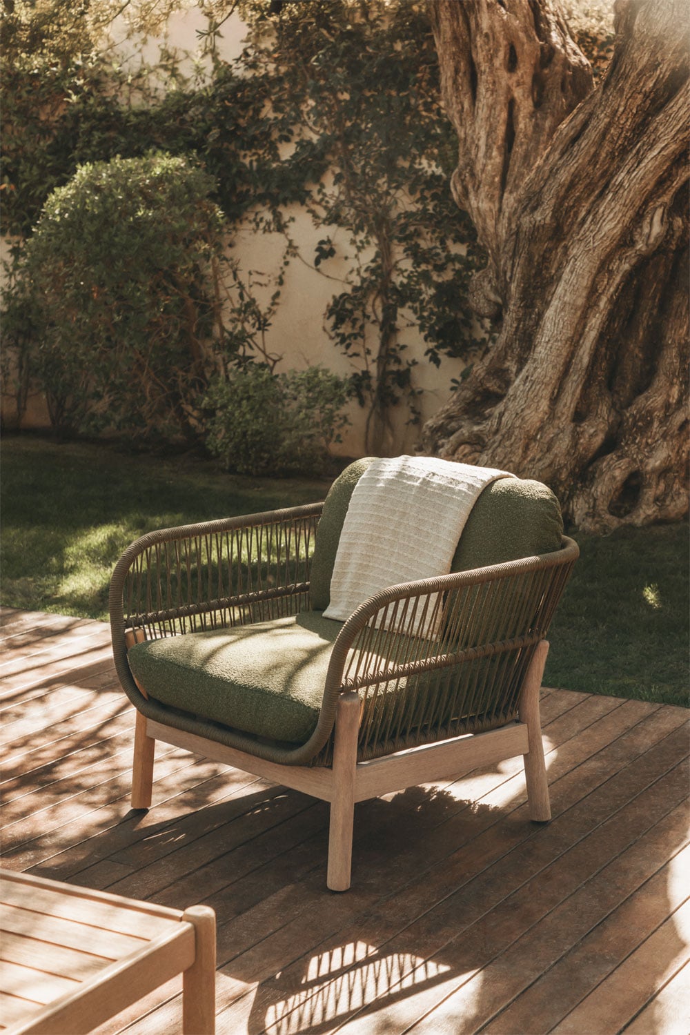 Poltrona da giardino in legno di acacia e corda intrecciata Karvia, immagine della galleria 10