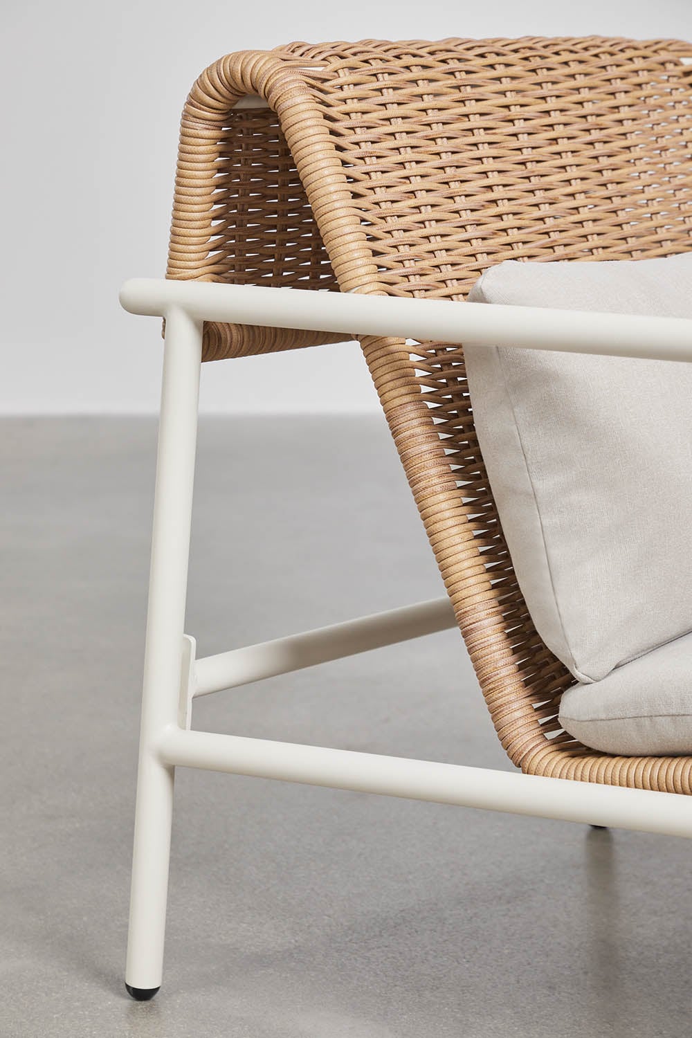 Set da giardino con divano 2 posti, 2 poltrone e tavolino in alluminio e rattan sintetico Duroli, immagine della galleria 4