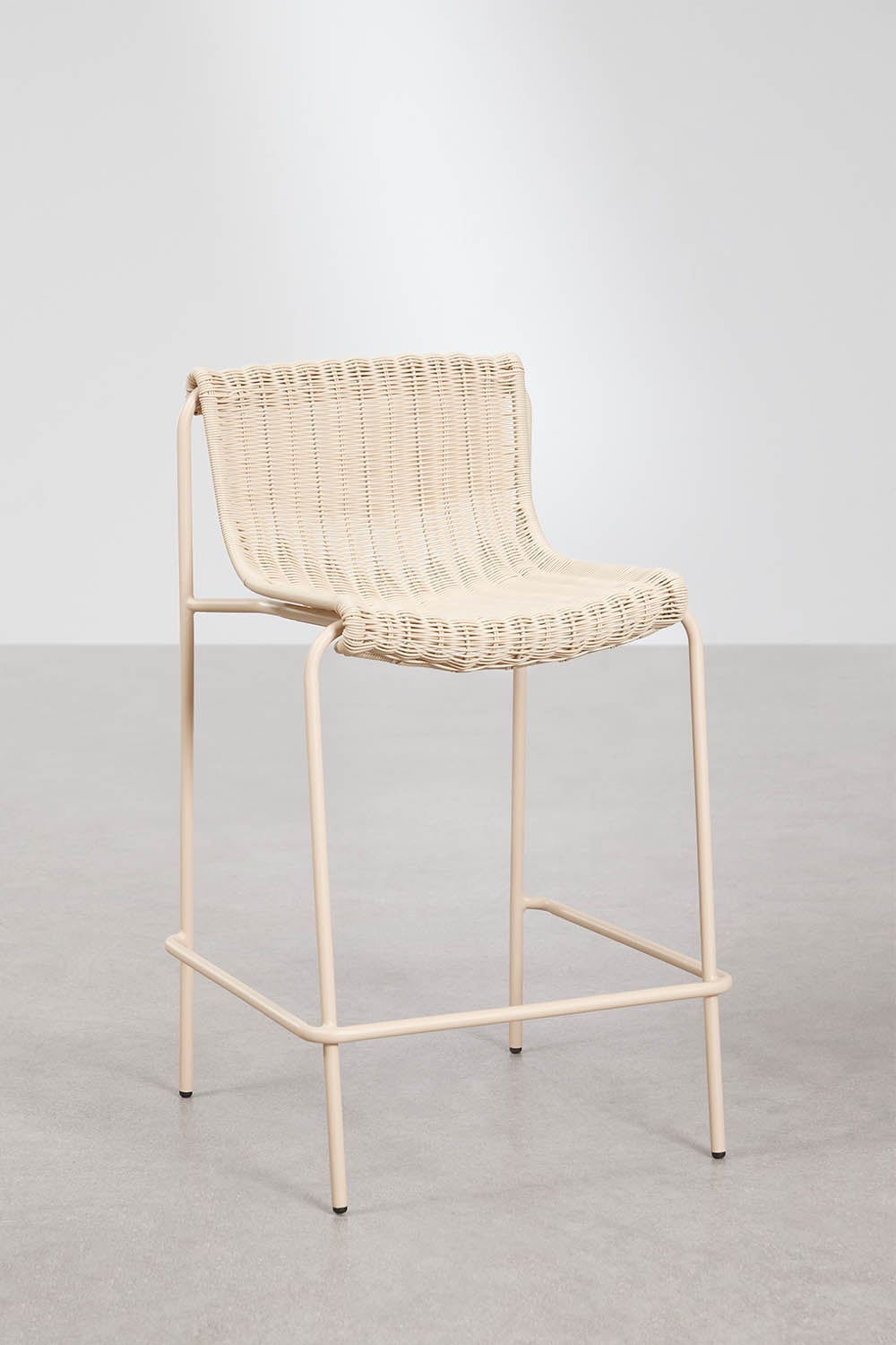 Pack di 2 sgabelli alti in rattan sintetico e ferro Revia, immagine della galleria 1