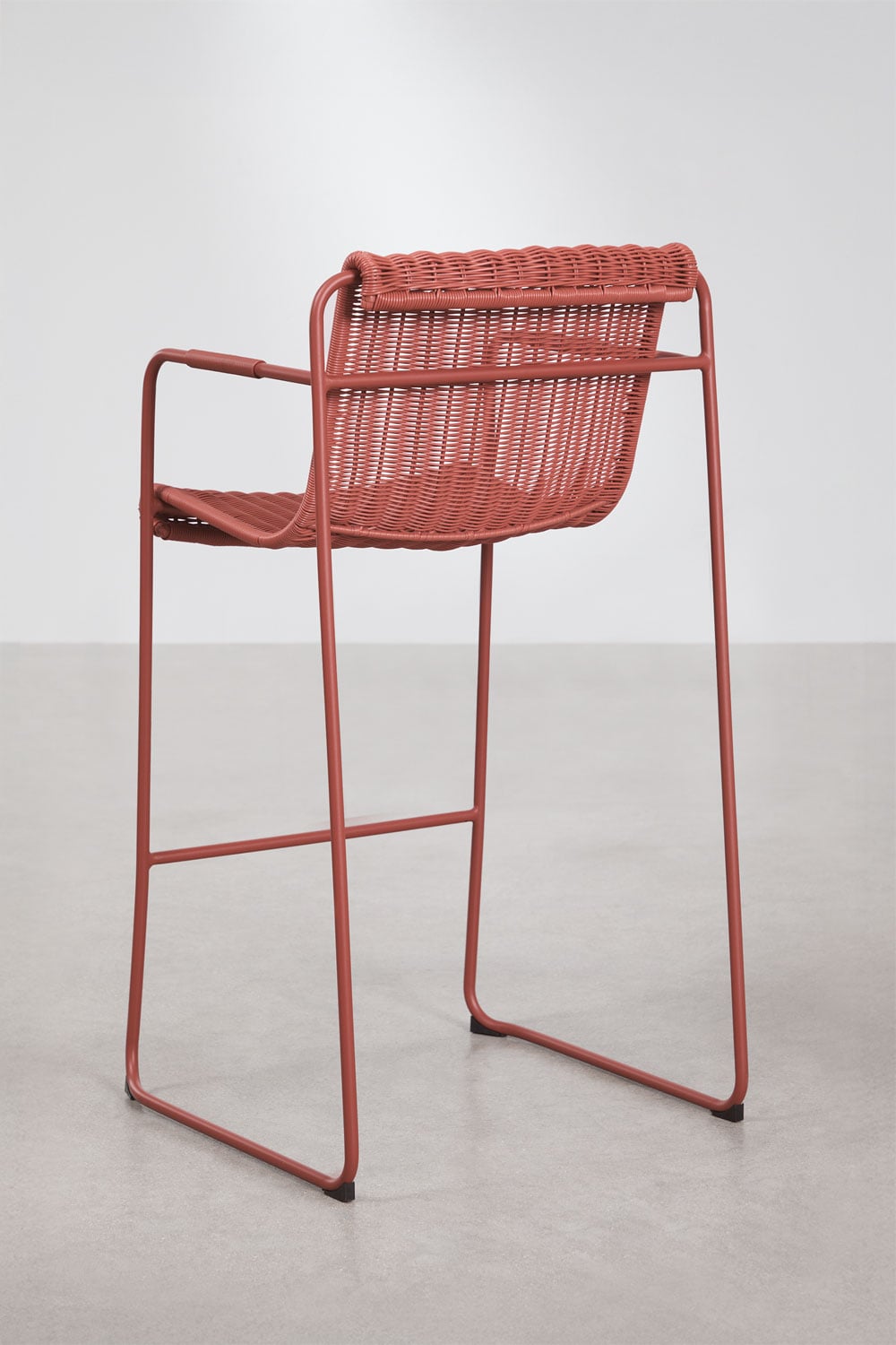 Pack di 2 sgabelli alti da giardino impilabili con braccioli in rattan sintetico e acciaio Revia, immagine della galleria 3