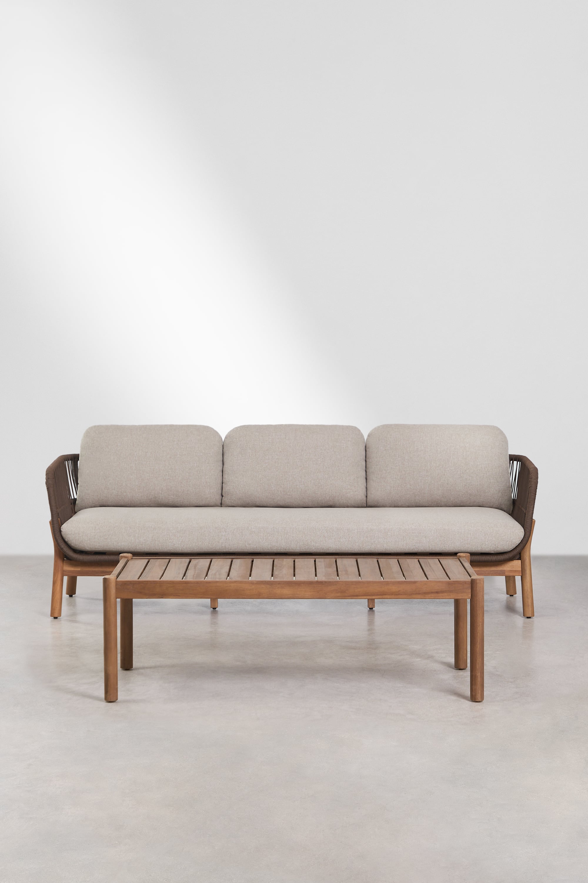 Set da giardino con divano 3 posti e tavolino rettangolare 120x60 cm in legno di acacia e corda intrecciata Karvia, immagine della galleria 3