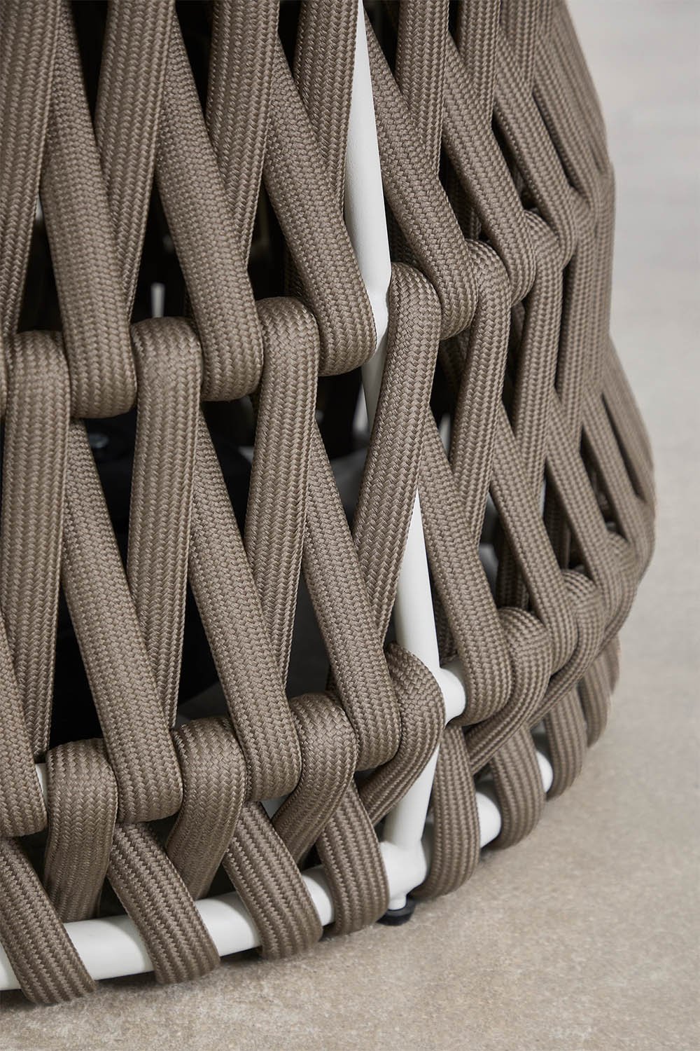 Set da tavolo rotondo Ø140 cm in ceramica e 6 sedie da giardino con braccioli in alluminio e corda intrecciata Tevary, immagine della galleria 6