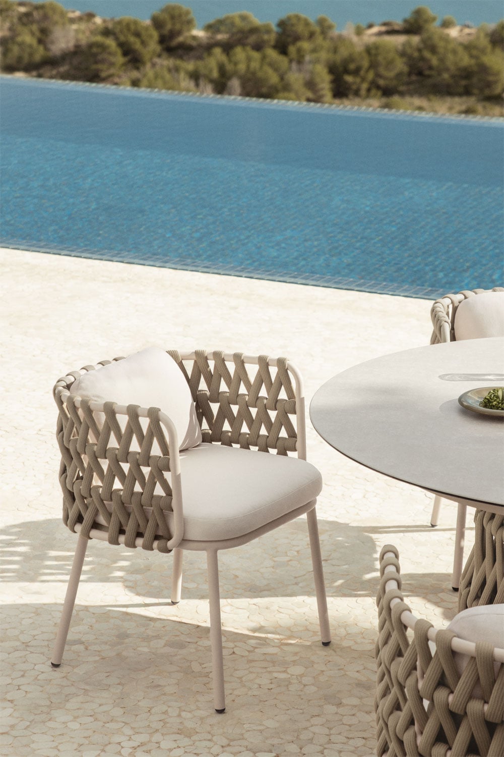 Set di 2 sedie da giardino con braccioli in alluminio e corda intrecciata Tevary, immagine della galleria 1