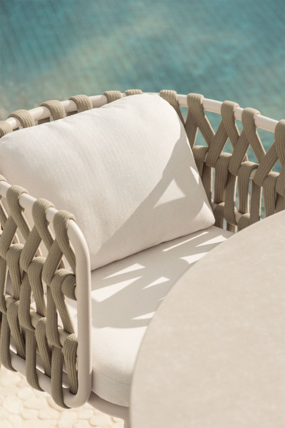 Set da tavolo rotondo Ø140 cm in ceramica e 6 sedie da giardino con braccioli in alluminio e corda intrecciata Tevary, immagine della galleria 2