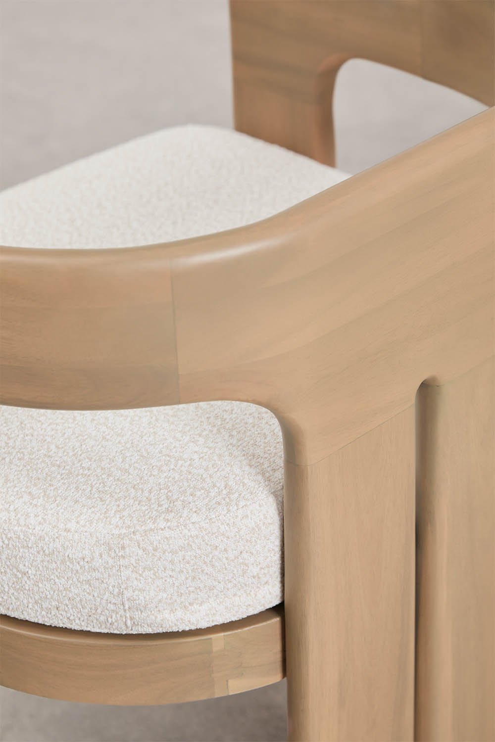 Set di 4 sedie da pranzo con braccioli in legno di acacia e tessuto bouclé Kandroa, immagine della galleria 5