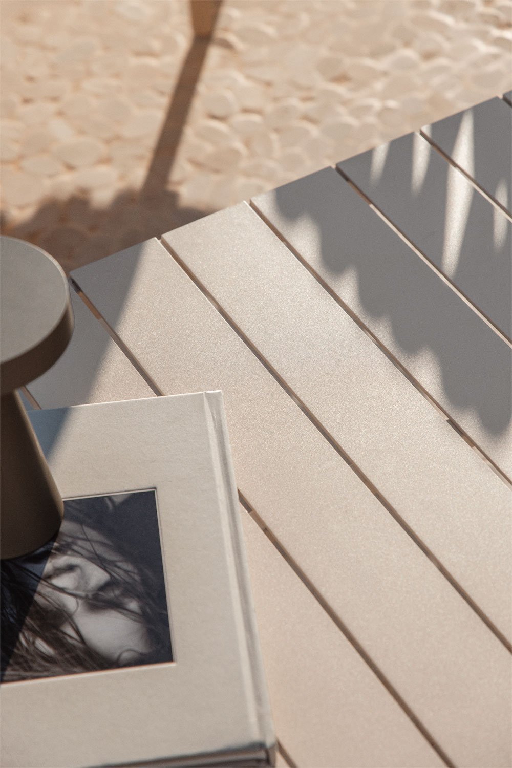 Set da giardino con divano 3 posti in corda intrecciata Tevary e tavolino in alluminio Boleni, immagine della galleria 2