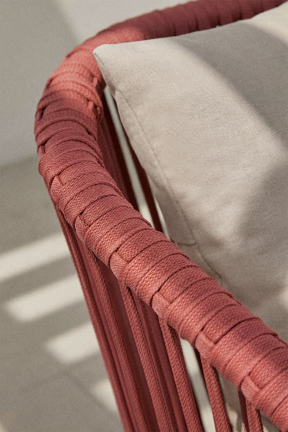 Sedia da giardino con braccioli in corda intrecciata Arhiza Classic, immagine della galleria 2