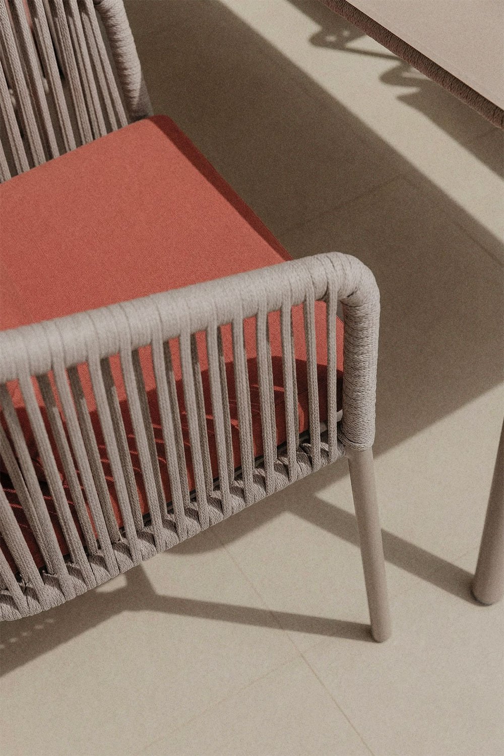 Sedia da giardino con braccioli in corda intrecciata Arhiza Classic, immagine della galleria 2