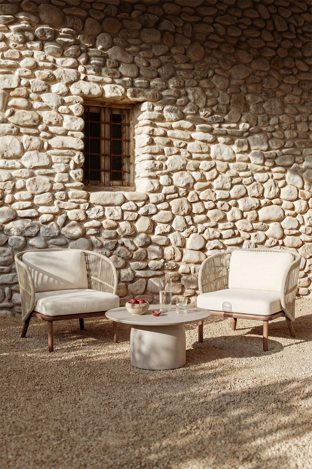 Set da giardino con 2 poltrone in corda intrecciata Capri e tavolino rotondo Ø75 cm in cemento Layana, immagine della galleria 1