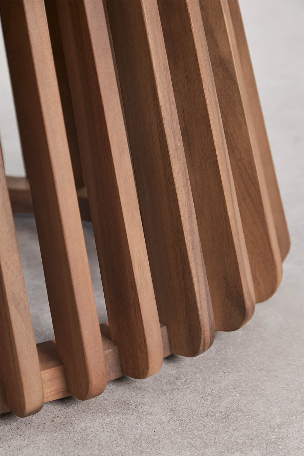 Tavolino da giardino rotondo Ø80 cm in legno di acacia Mura, immagine della galleria 3