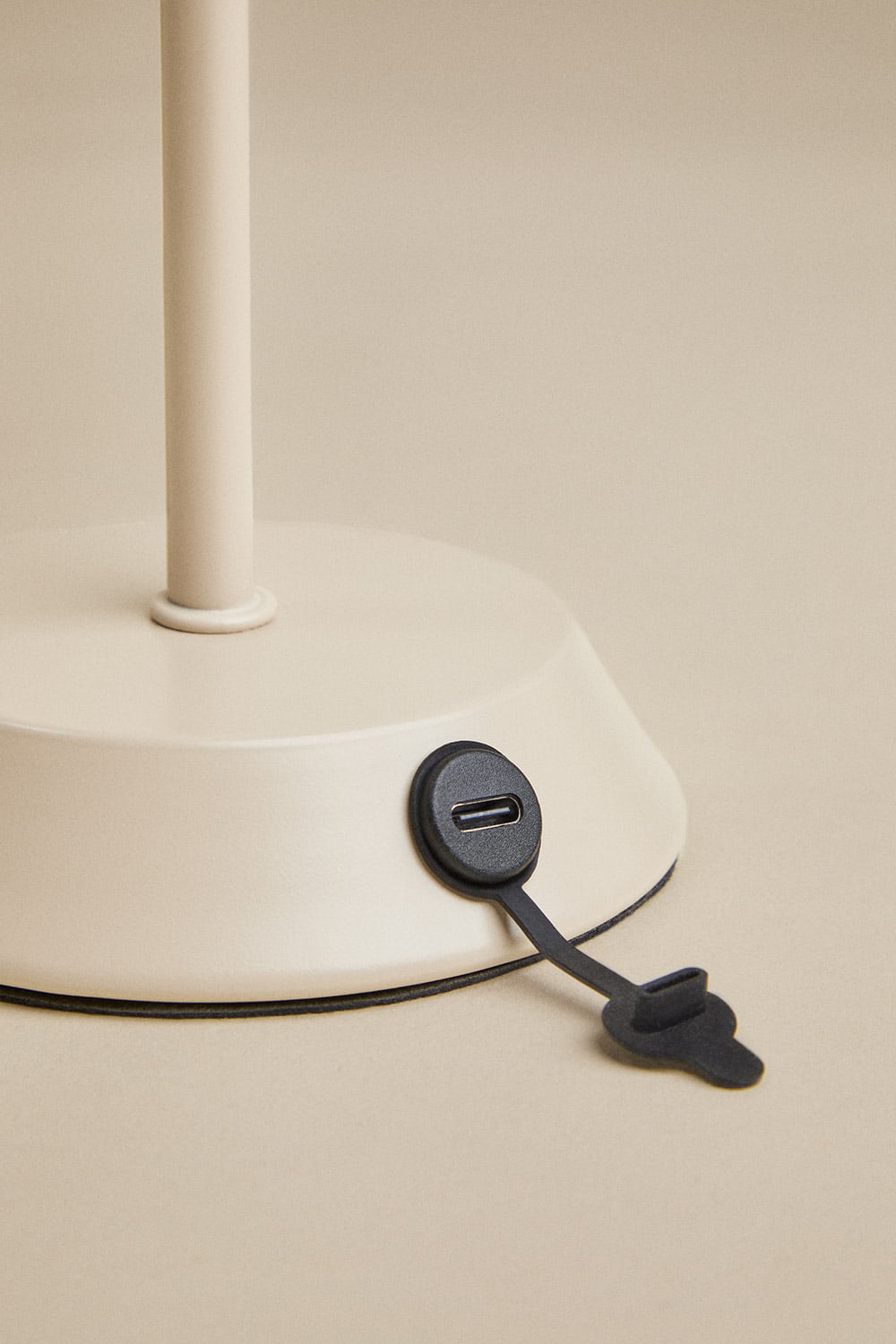 Lampada da tavolo LED wireless per esterni in ferro Oravella, immagine della galleria 7