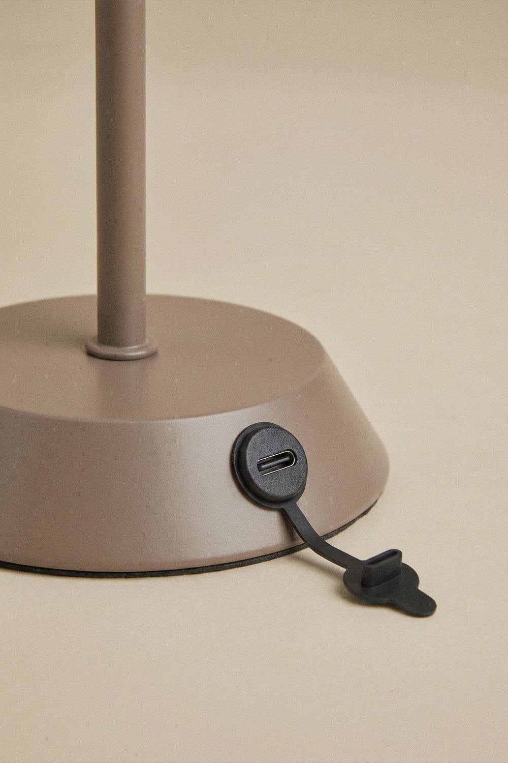 Lampada da tavolo LED wireless per esterni in ferro Oravella, immagine della galleria 5