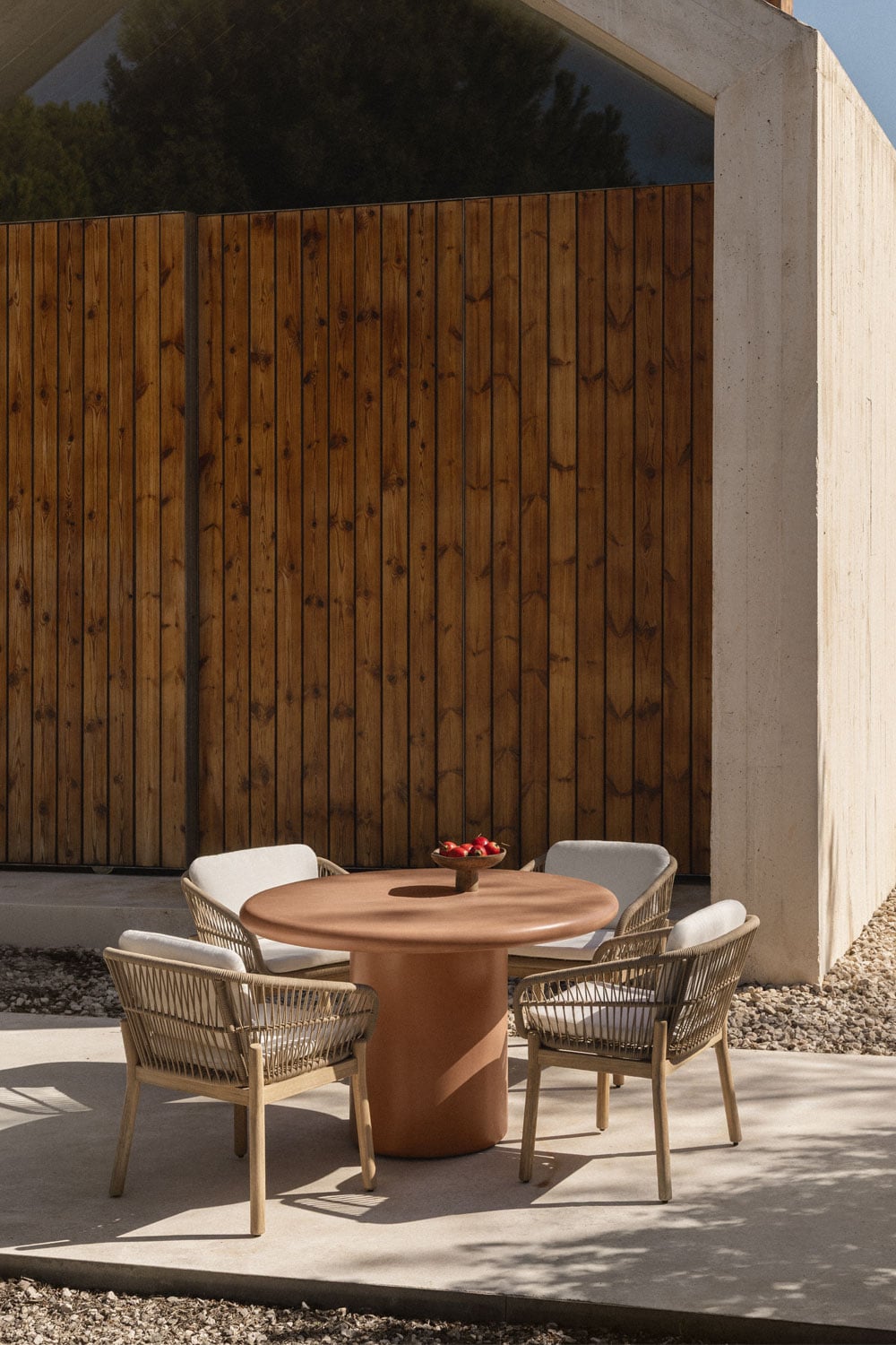 Set tavolo rotondo Ø120 cm in cemento Namara e 4 sedie da giardino con braccioli in legno di acacia Karvia, immagine della galleria 1