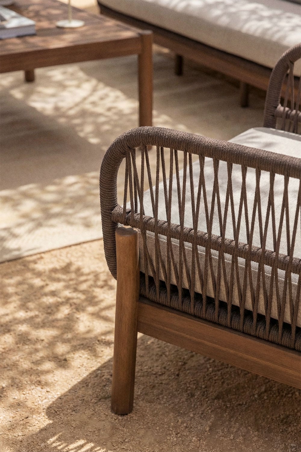 Set da giardino con divano 3 posti, 2 poltrone e tavolino in legno di acacia e corda intrecciata Karvia, immagine della galleria 2