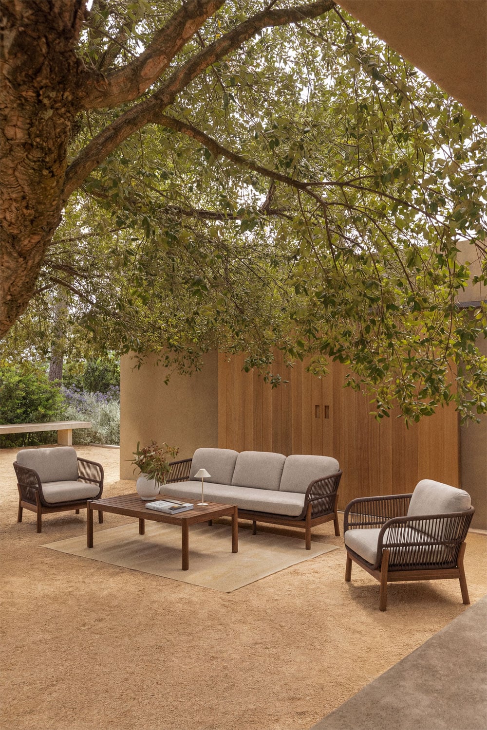 Set da giardino con divano 3 posti, 2 poltrone e tavolino in legno di acacia e corda intrecciata Karvia, immagine della galleria 1
