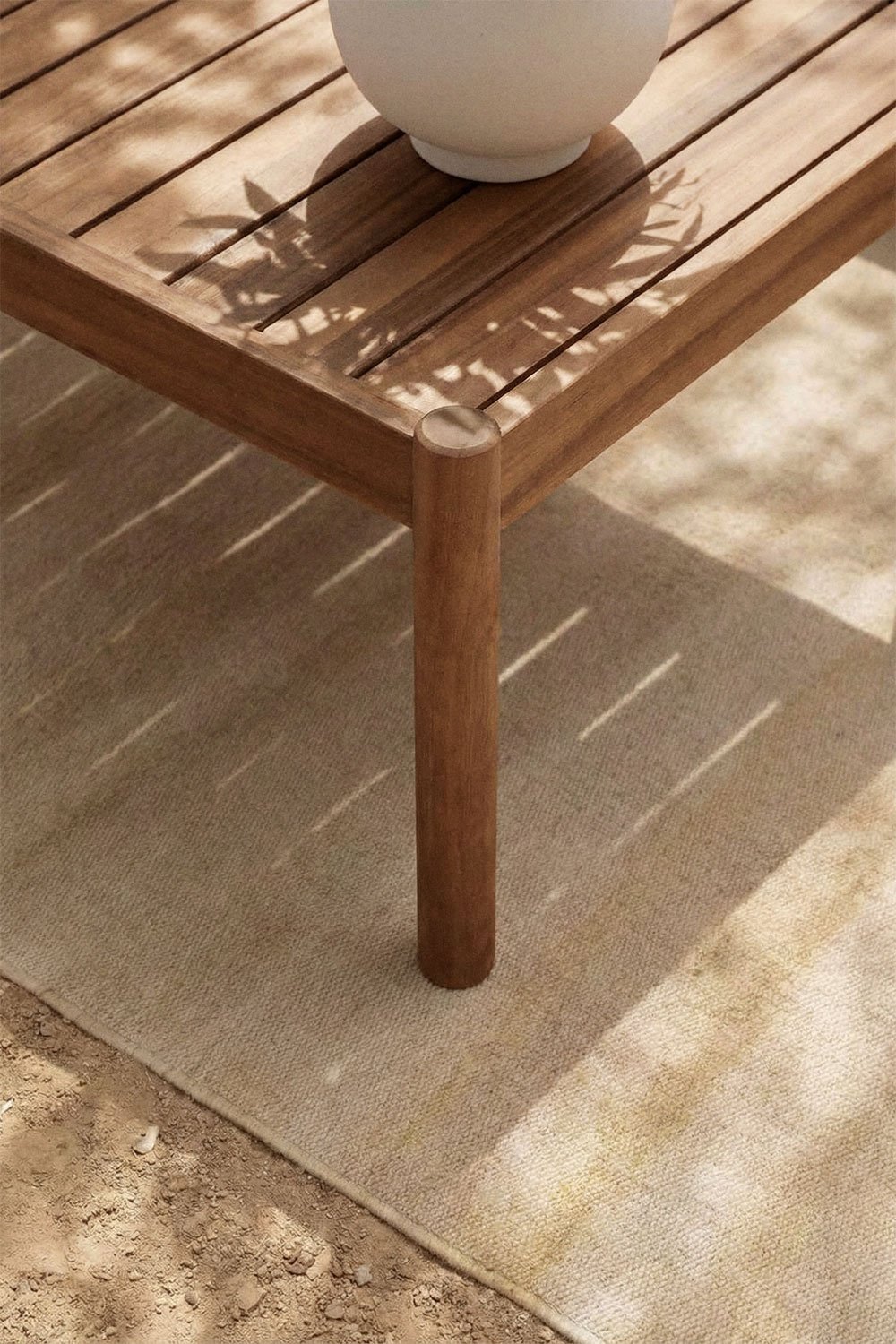 Set da giardino con divano 3 posti e tavolino rettangolare 120x60 cm in legno di acacia e corda intrecciata Karvia, immagine della galleria 2