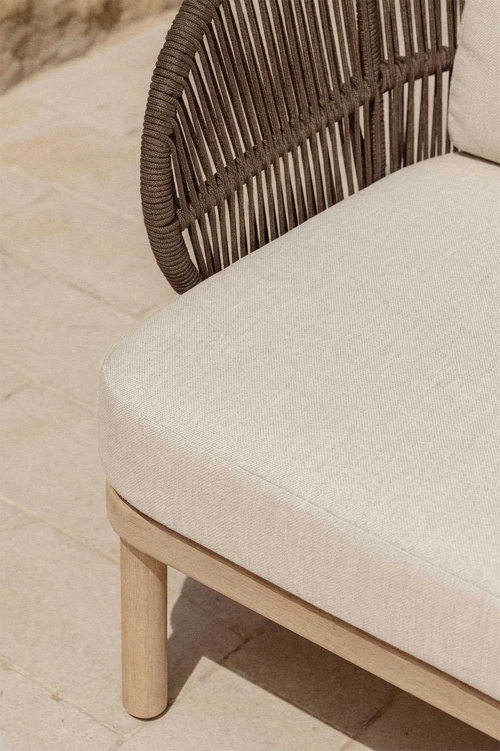 Set da giardino con divano 2 posti, 2 poltrone in corda intrecciata Capri e tavolino in legno di acacia Olivia, immagine della galleria 2