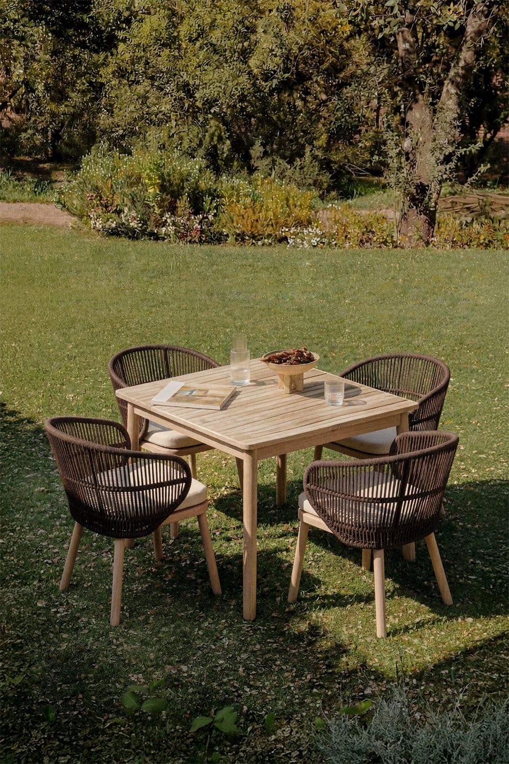 Set da tavolo estensibile 100-160x100 cm Karvia e 4 sedie da giardino in legno di acacia e corda intrecciata Capri, immagine della galleria 1