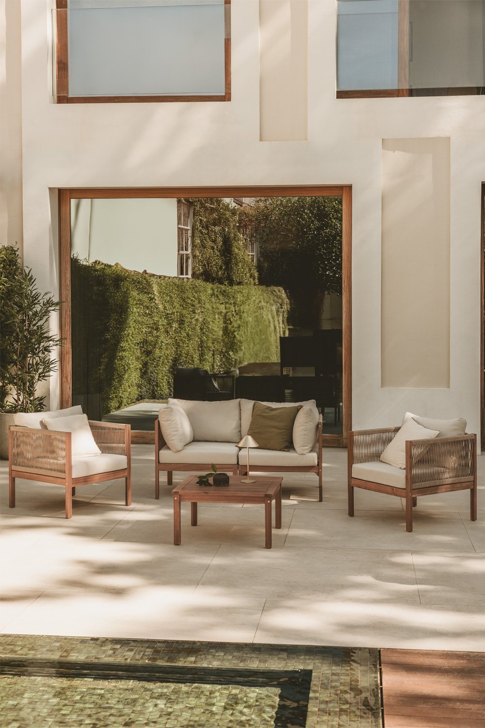 Set da giardino con divano modulare a 2 pezzi con braccioli, 2 poltrone e tavolino in legno di acacia Branson, immagine della galleria 11