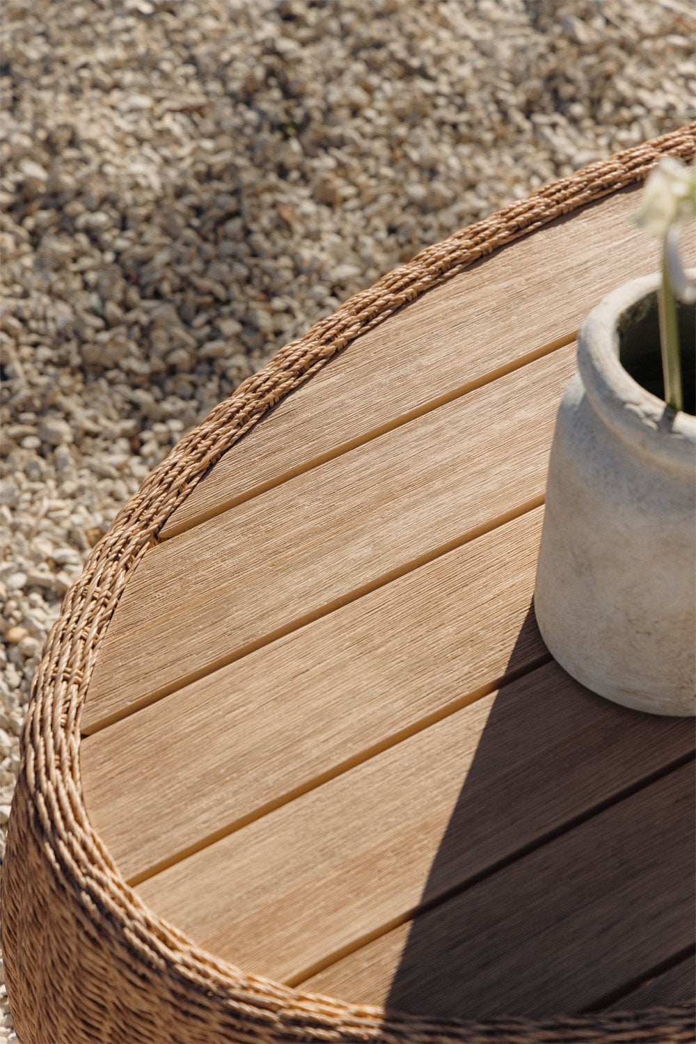 Set da giardino con divano 3 posti, 2 poltrone e tavolino in legno di acacia e rattan sintetico Clarnyx, immagine della galleria 2