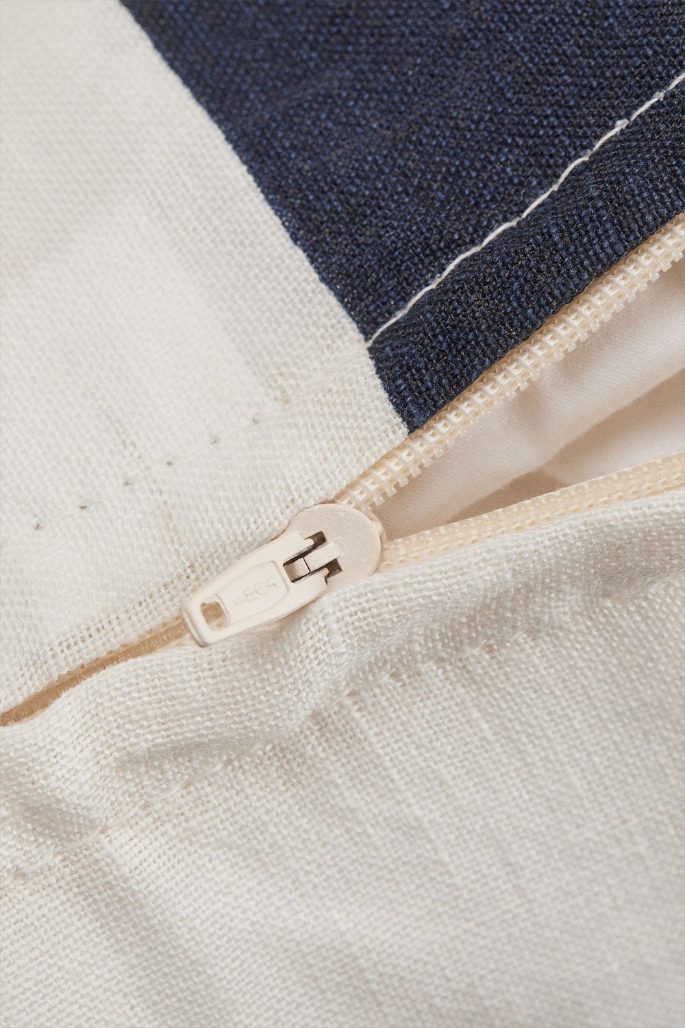 Cuscino quadrato 45x45 cm in lino Trakos, immagine della galleria 8