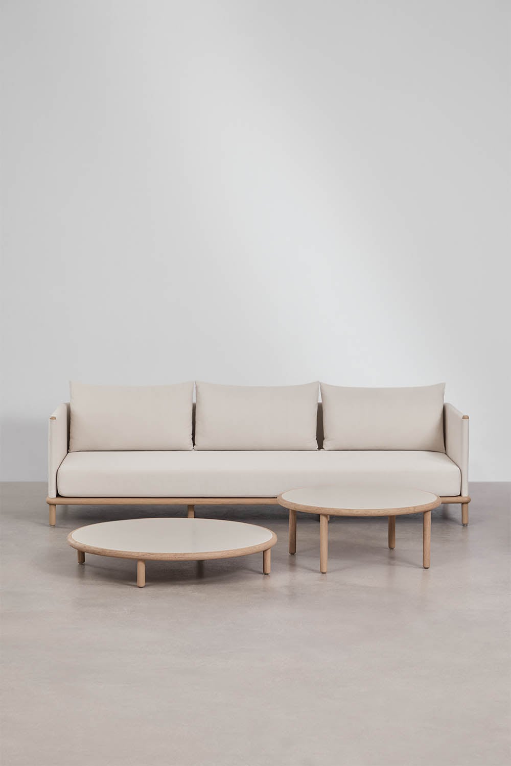 Set da giardino con divano 3 posti e 2 tavolini rotondi in legno di acacia Olivia, immagine della galleria 3