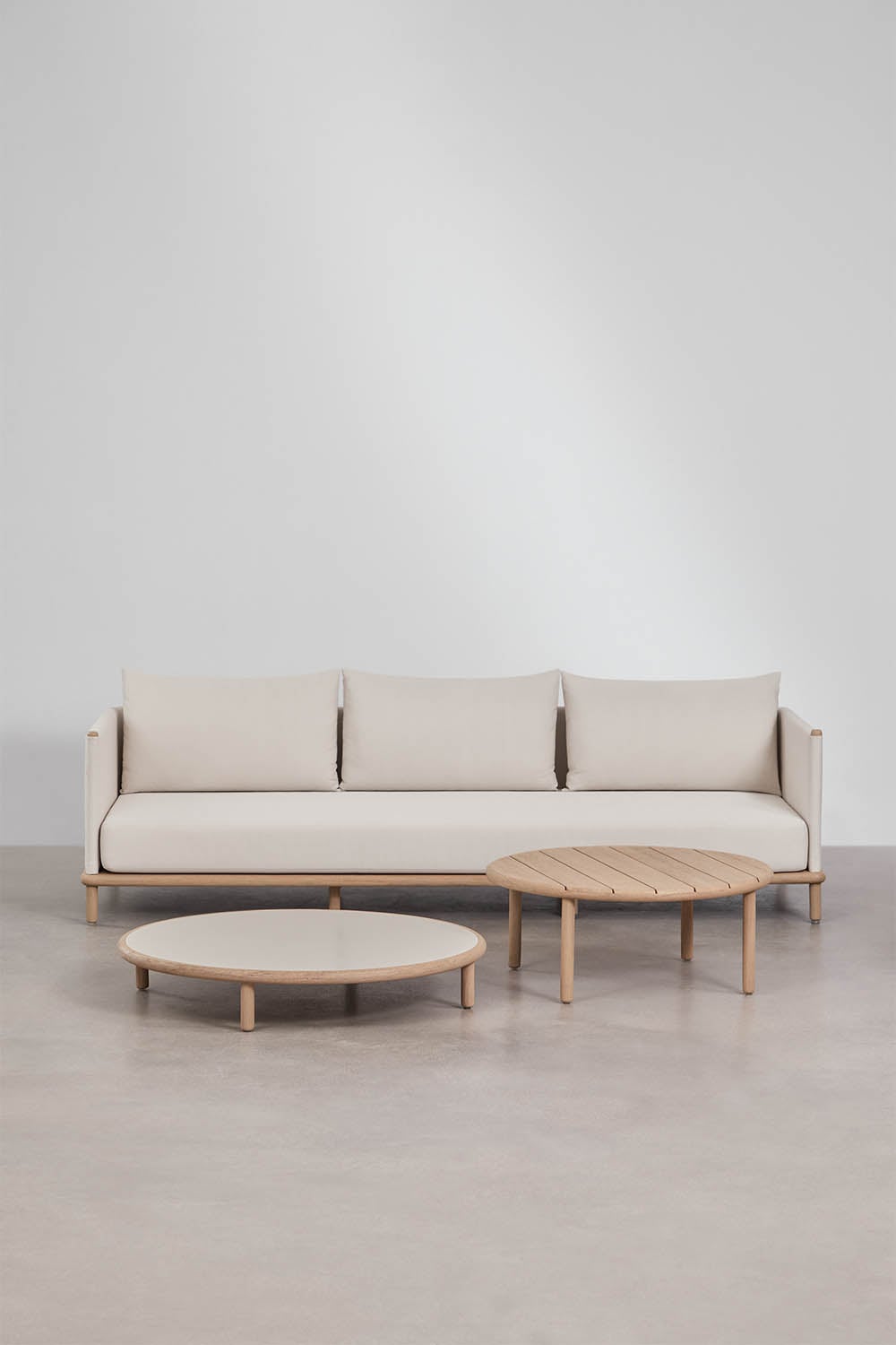 Set da giardino con divano 3 posti e 2 tavolini rotondi in legno di acacia Olivia, immagine della galleria 3