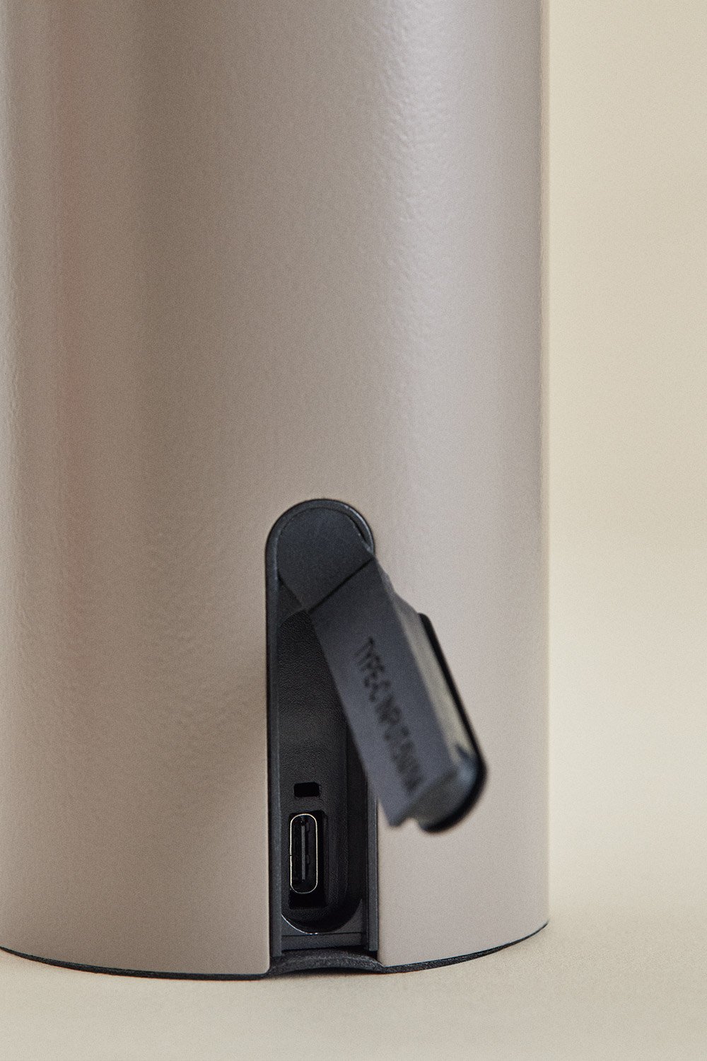 Lampada da tavolo LED wireless in ferro Socotra, immagine della galleria 4