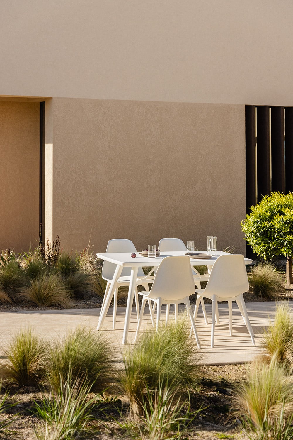 Set da tavolo rettangolare 135x80 cm e 4 sedie da giardino in polipropilene Scand, immagine della galleria 1