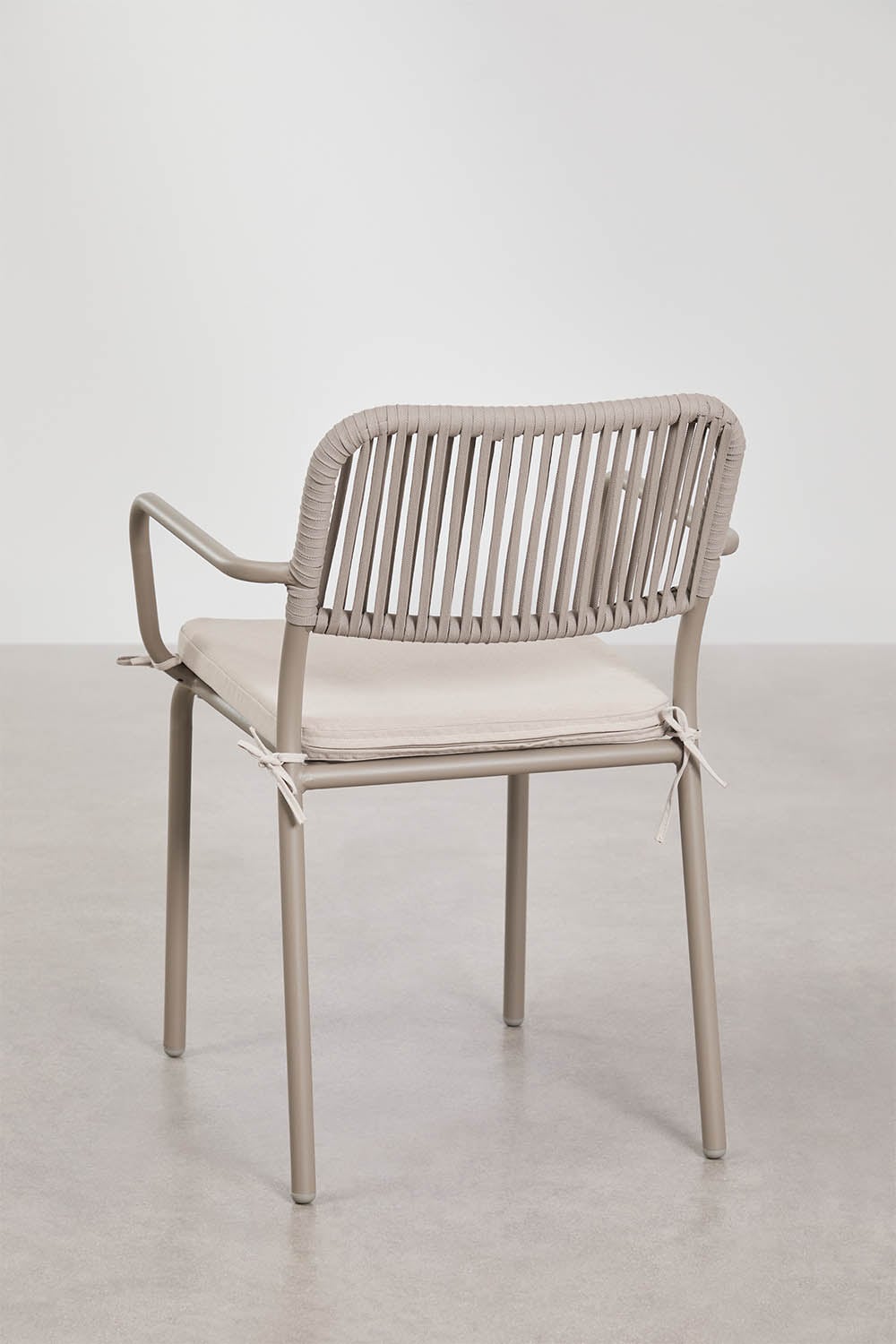 Set da tavolo rettangolare 160 x 90 cm e 4 sedie da pranzo impilabili in corda intrecciata Arhiza, immagine della galleria 7