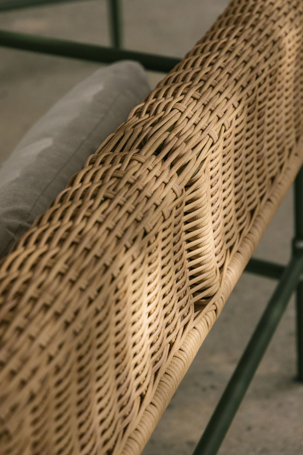 Set da giardino con divano 2 posti, 2 poltrone e tavolino in alluminio e rattan sintetico Duroli, immagine della galleria 3