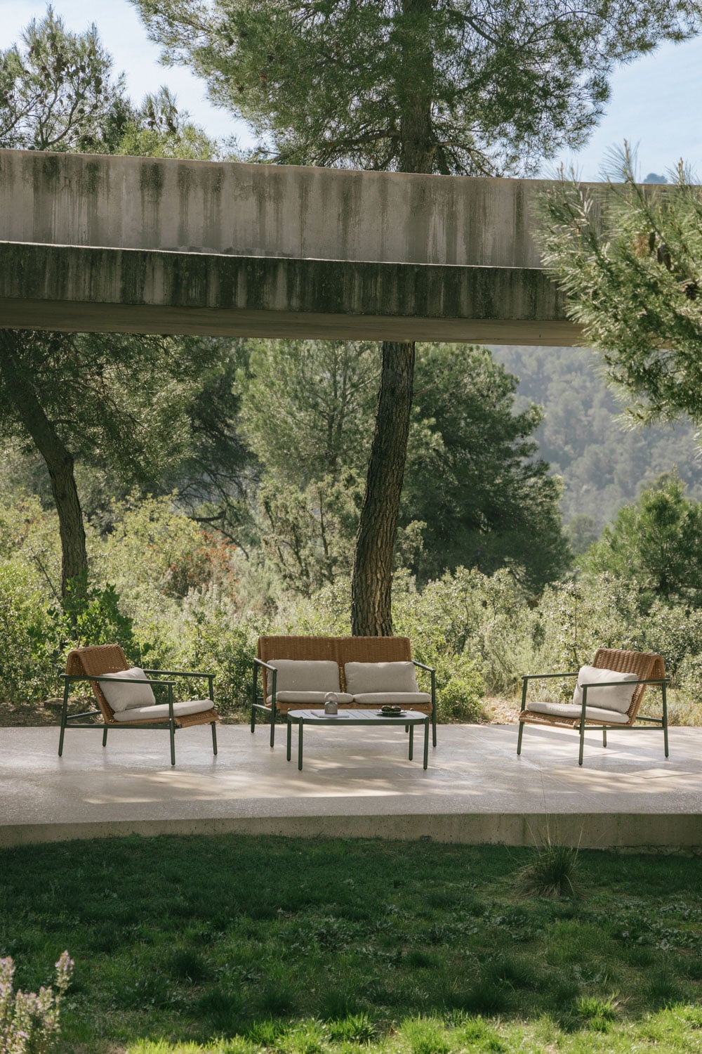 Set da giardino con divano 2 posti, 2 poltrone e tavolino in alluminio e rattan sintetico Duroli, immagine della galleria 1