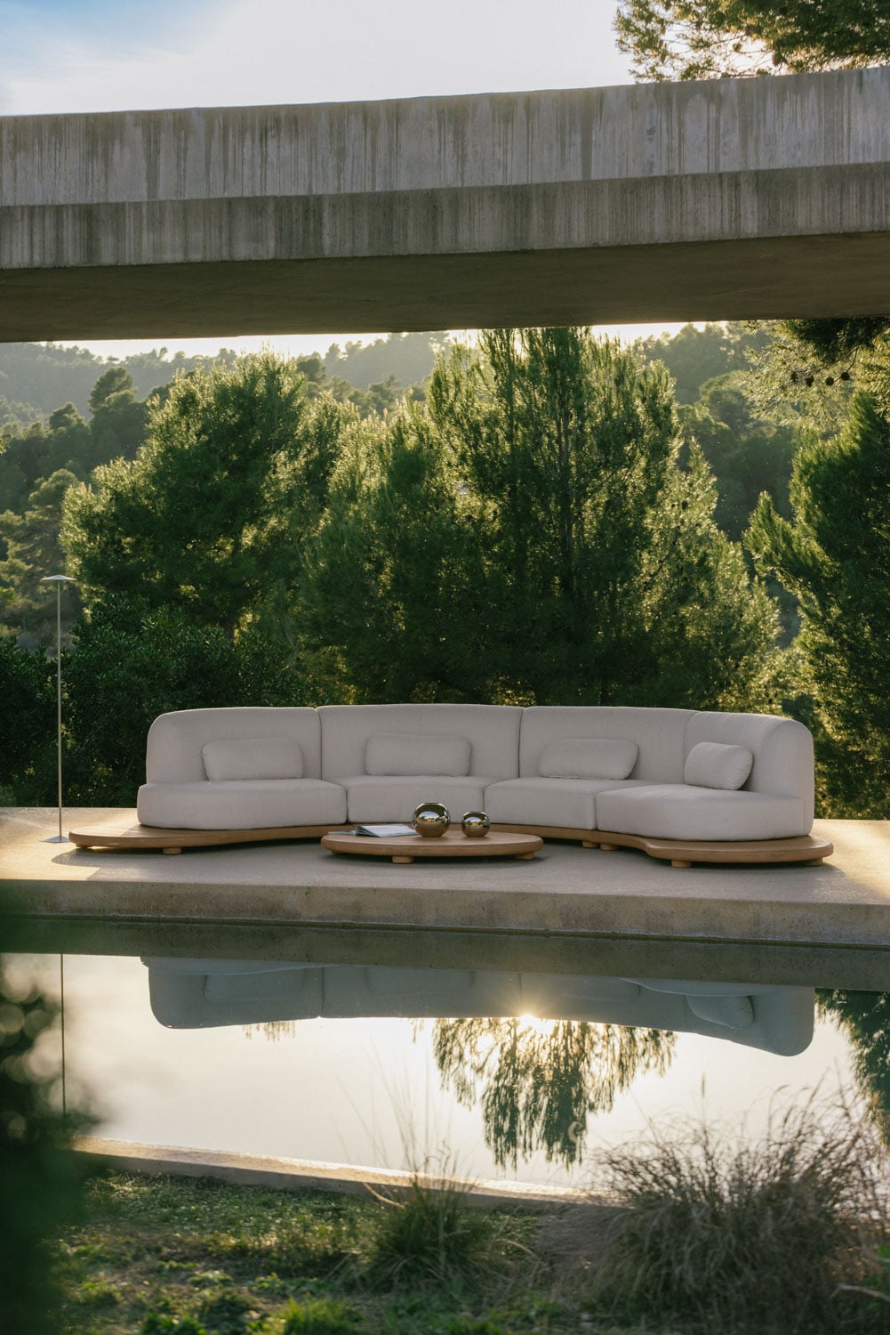 Divano modulare curvo da giardino in legno di acacia Gerard 4 pezzi, immagine della galleria 1