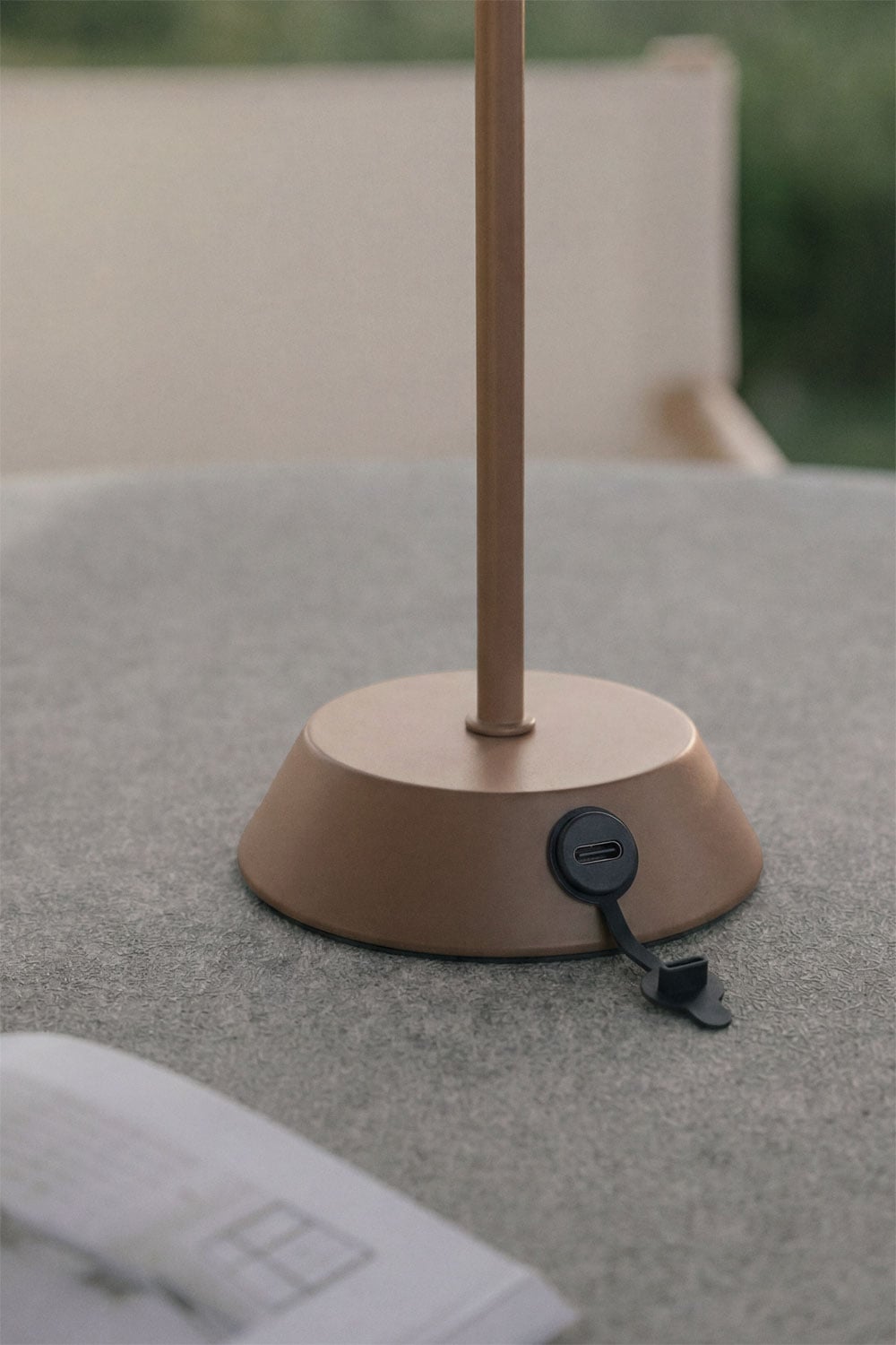 Lampada da tavolo LED wireless per esterni in ferro Oravella, immagine della galleria 2