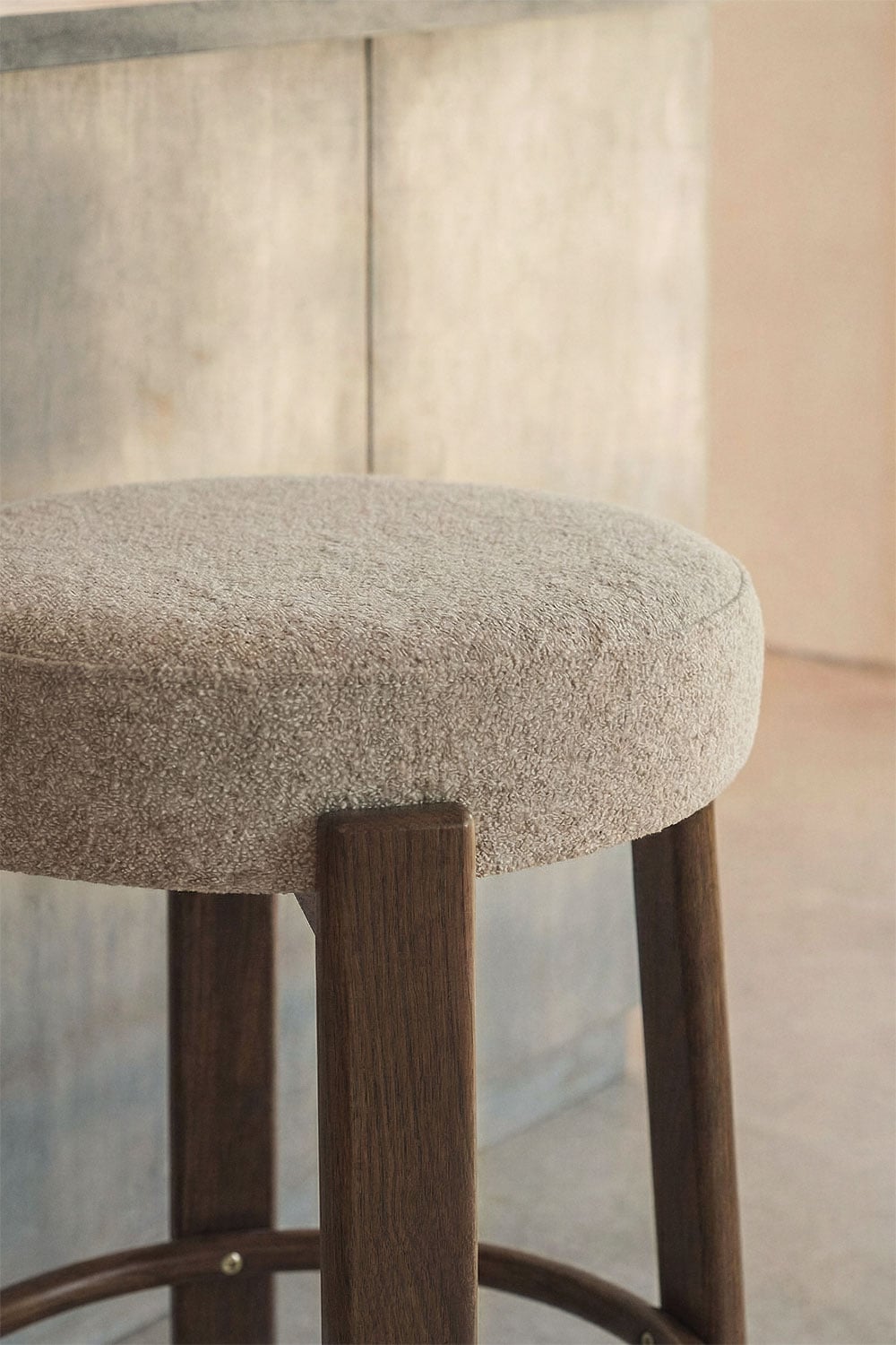 Set di 2 sgabelli alti in tessuto chenille e ferro Jolie, immagine della galleria 2